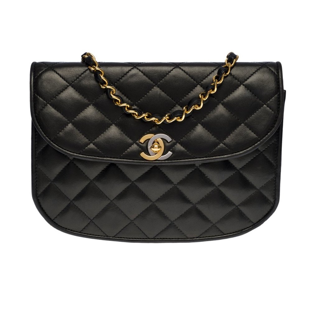 ​Chanel​ ​Classic​ ​flap​ ​shoulder​ ​bag​ ​in​ ​black​ ​quilted​ ​leather
